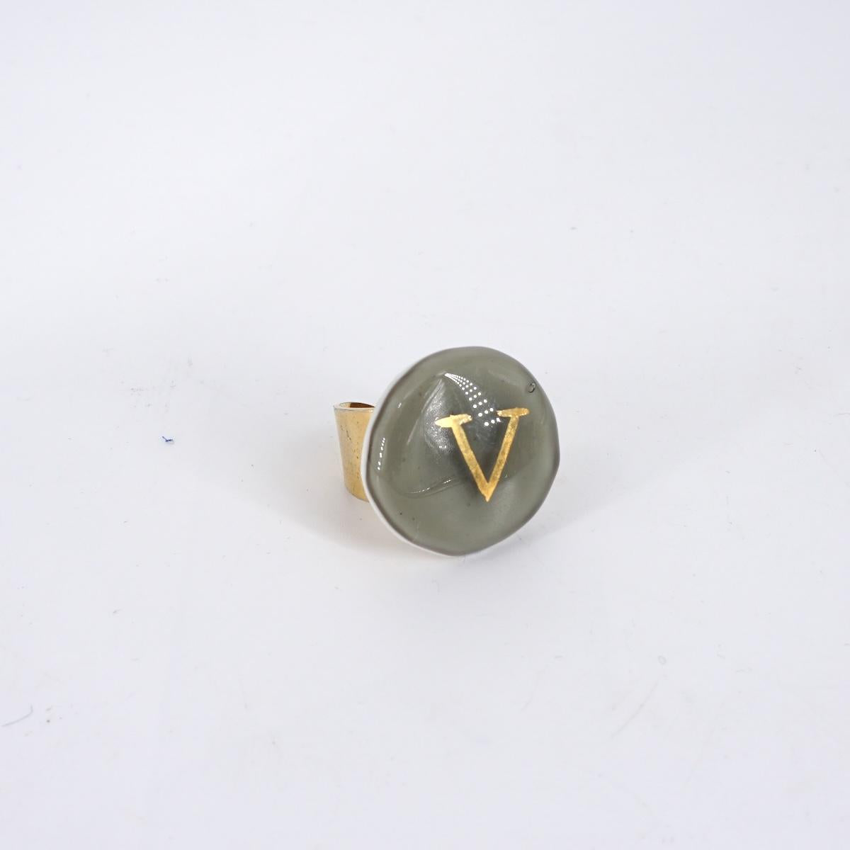 VETRO FUSO ANELLO LETTERAV GRIGIO
